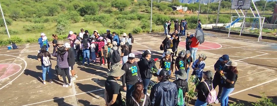 VOLUNTARIOS E INSTITUCIONES PLANTAN SAUCES Y MOLLES EN&nbsp;BARRIOS