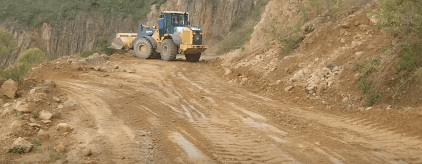 MAQUINARIA PESADA EFECTÚA TRABAJOS DE EMERGENCIA EN&nbsp;DERRUMBES