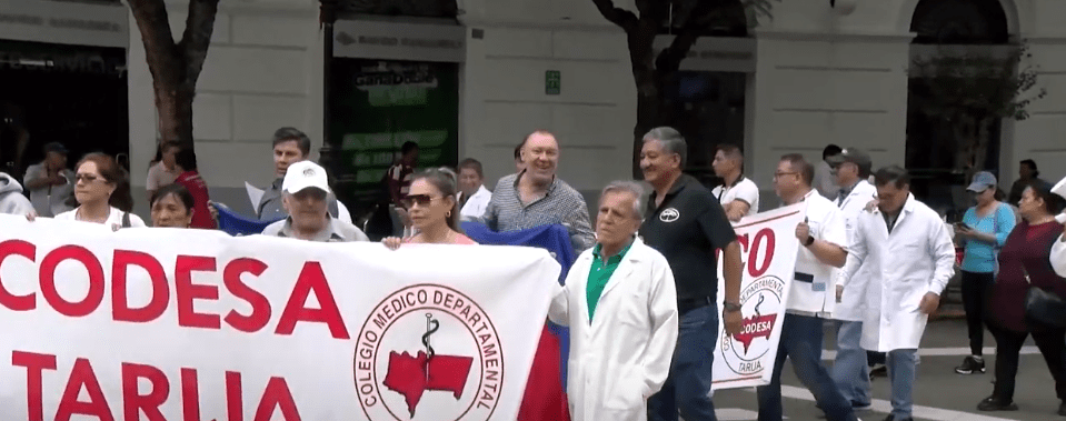 MÉDICOS ASISTEN AL DIÁLOGO CON GOBIERNO Y FRENAN PARO DE 4&nbsp;DÍAS