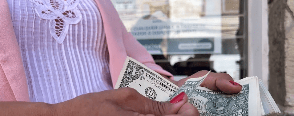 BANCOS LIMITAN COMPRAS Y PAGOS POR ESCASEZ DE&nbsp;DÓLARES