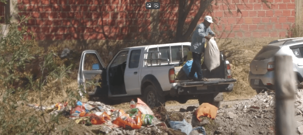 VECINO ES SORPRENDIDO INFRAGANTI ECHANDO BASURA EN UNA&nbsp;QUEBRADA