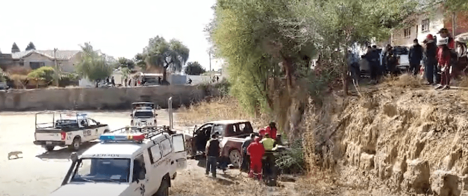 CAMIONETA SE EMBARRANCA Y VA A PARA A UNA CANCHA DE&nbsp;FÚTBOL