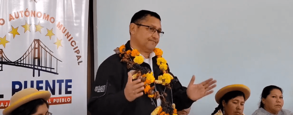 MONTES ENTREGA CANASTA Y TRACTOR A POBLADORES DE “EL&nbsp;PUENTE”