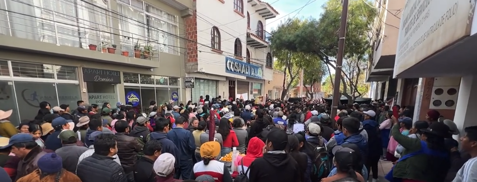 VECINOS PROTESTAN FRENTE A COSAALT POR PRESUNTO&nbsp;INCUMPLIMIENTO