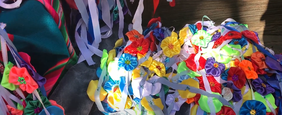 POR LA CRISIS MUJERES HACEN&nbsp;ARTESANÍAS