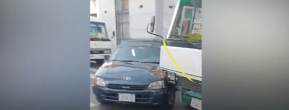 MICRO SE PASA EN LUZ ROJA Y PROVOCA&nbsp;ACCIDENTE