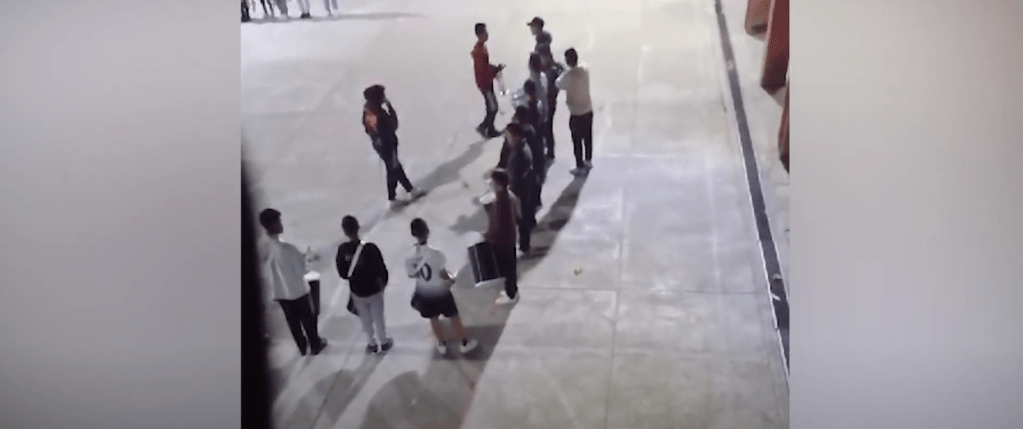 FILMAN A INSTRUCTOR DE LA BANDA DEL SAN LUIS GOLPEANDO A&nbsp;ESCOLARES