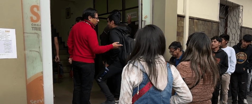 JUDICIALES: LARGAS FILAS DE JÓVENES SE FORMAN PARA&nbsp;EMPADRONARSE