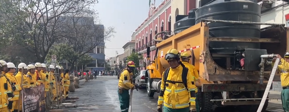 VESTIMENTA DE BOMBEROS LOS PROTEGE DEL&nbsp;FUEGO