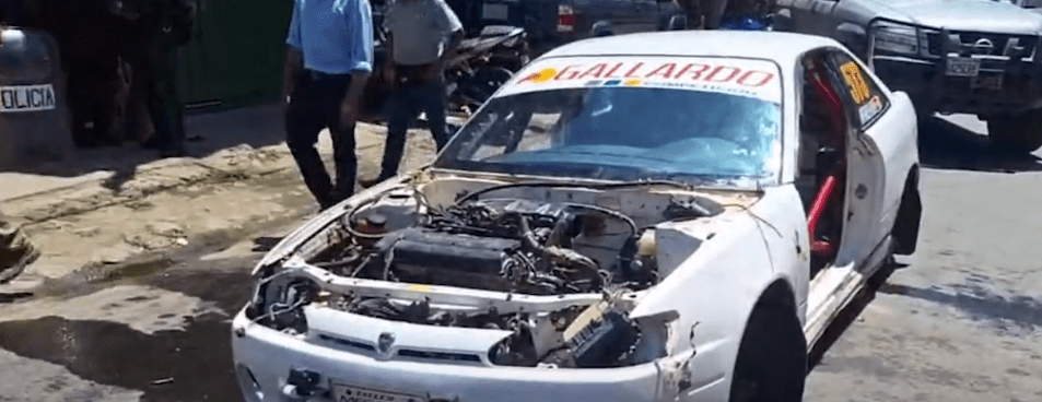 ADUANA DECOMISO UN VEHÍCULO DE CARRERA PERO  AMIGOS DEL DUEÑO LO DESMANTELARON EN AFUERAS DE LA&nbsp;ADUANA