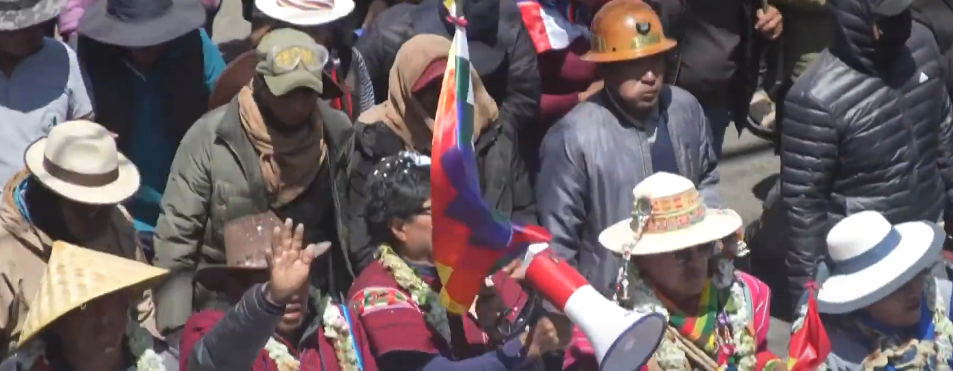 POLICÍA DESBLOQUEA PUNTO INSTALADO POR SEGUIDORES DE EVO&nbsp;MORALES