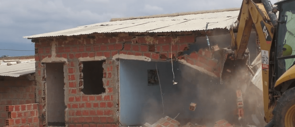 DEMUELEN VIVIENDAS ILEGALES QUE BLOQUEABAN ACCESO A&nbsp;PUENTE