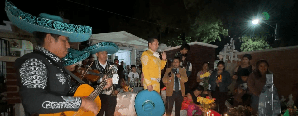 MILES LLEGARON AL CEMENTERIO PARA VISITAR A SERES&nbsp;QUERIDOS