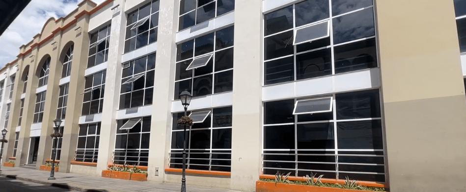 TROZO DE VIDRIO SE DESPRENDE DEL MERCADO Y HIERE A ADULTO&nbsp;MAYOR