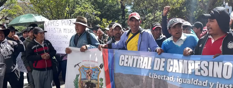 PROTESTAS DE SALUBRISTAS Y COMUNARIOS DE ISCAYACHI LLEGAN A LA&nbsp;GOBERNACIÓN