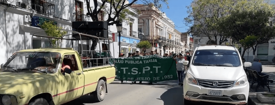 SALUBRISTAS BLOQUEAN PLAZA PRINCIPAL PROVOCANDO CAOS&nbsp;VEHÍCULAR