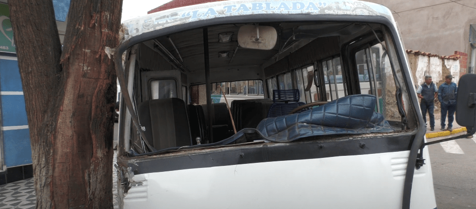 DOS MICROS COLISIONAN DEJANDO CUATRO PASAJEROS CON LESIONES&nbsp;LEVES