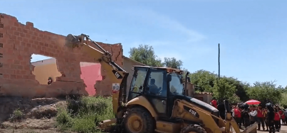 DEMUELEN 6 VIVIENDAS CONSTRUÍDAS SOBRE LA AVENIDA LUIS&nbsp;ESPINAL