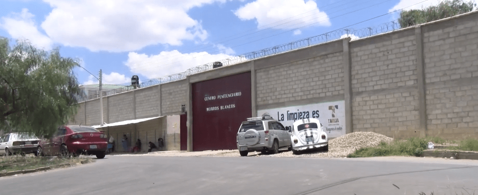 REOS QUEMAN A OTRO INTERNO ROCIÁNDOLO CON GASOLINA EN SU&nbsp;CELDA