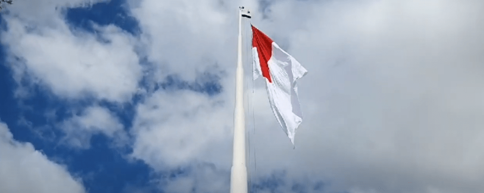 AMIGOS DE LA CIUDAD COLOCAN EN “MASTIL” BANDERA&nbsp;TARIJEÑA