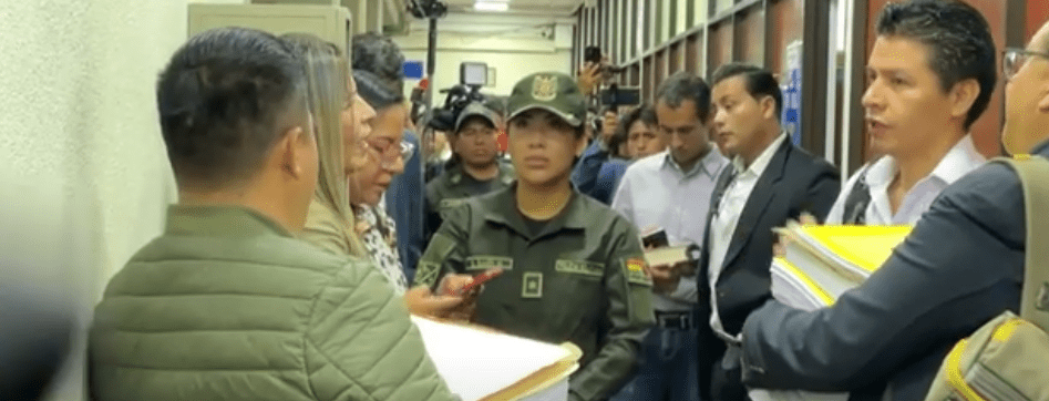 CÍVICO DESCONFÍA DE PRESUNTA ENFERMEDAD DE EVO QUE JUSTIFICÓ SU&nbsp;AUSENCIA