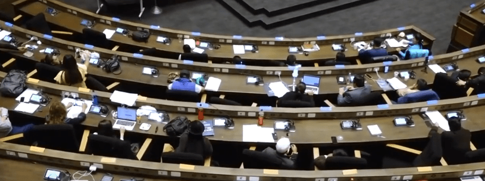 ARCE PROMULGA LEY DE ESCAÑOS Y ALEJA CONFLICTO CON SANTA&nbsp;CRUZ