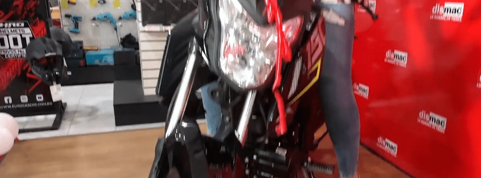 FELIZ GANADORA DE UNA MOTO RECIBE SU PREMIO EN&nbsp;DISMAC