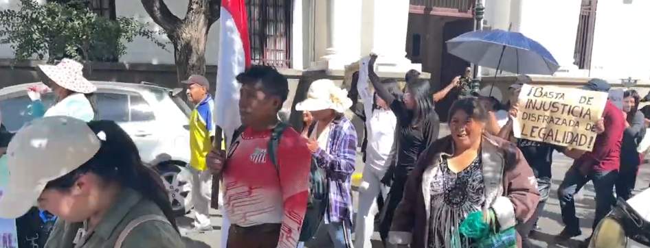 VECINOS DE PAMPA GALANA PROTESTAN POR DEMOLICIÓN DE 7&nbsp;VIVIENDAS