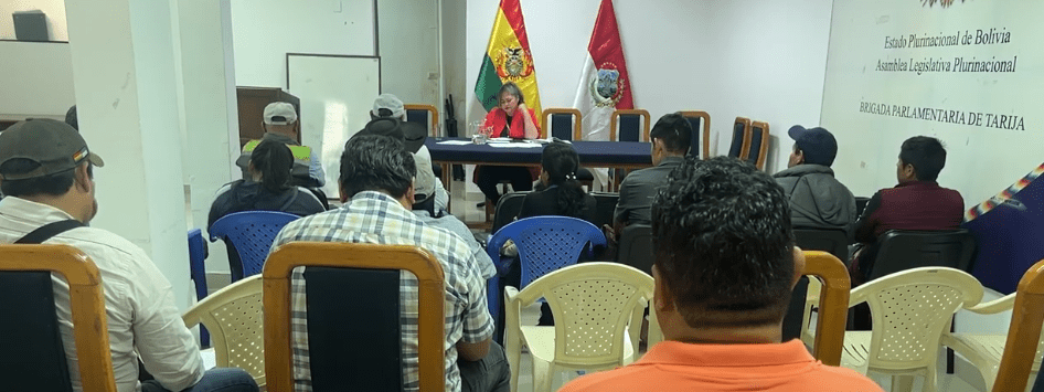 COMUNARIOS EN PROVINCIAS USAN VELAS POR FALTA DE ENERGÍA&nbsp;ELÉCTRICA