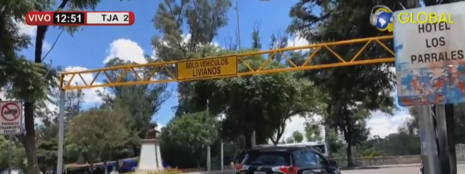 INSTALAN PÓRTICOS EN PUENTE PARA IMPEDIR TRÁNSITO DE GRANDES&nbsp;CAMIONES