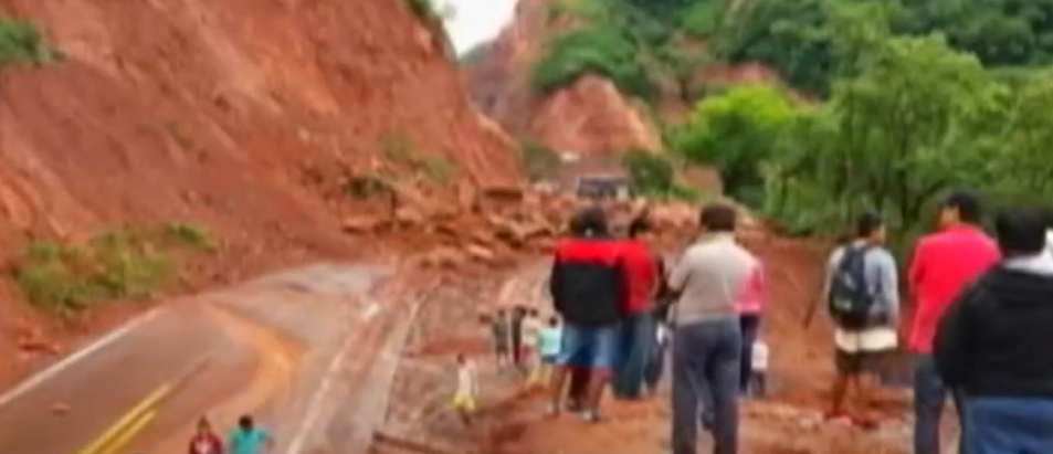 POR DERRUMBES EN RUTA AL CHACO TRANSPORTISTAS EN&nbsp;EMERGENCIA