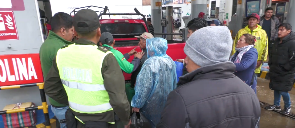 CRECEN FILAS EN SURTIDORES ANTE LA ESCASEZ DE DIESEL Y&nbsp;GASOLINA