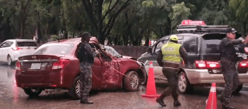 LLUVIAS Y PISO RESBALADIZO PROVOCA CHOQUE DE UN VEHÍCULO&nbsp;PÚBLICO