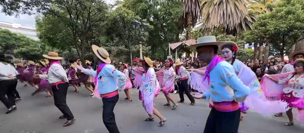 MÁS DE 700 ESTUDIANTES PARTICIPARON EN LA XV ENTRADA FOLKLÓRICA ANUNCIANDO «ABRIL EN&nbsp;TARIJA»