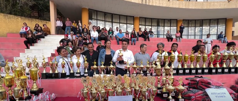 JOHNNY TORRES ENTREGA INDUMENTARIA DEPORTIVA Y COPAS A ATLETAS DE 13 DISCIPLINAS&nbsp;MUNICIPALES