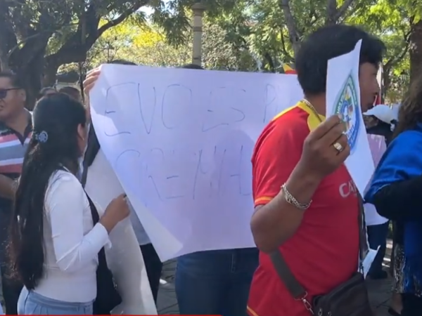 UNOS 20 EVISTAS SON RECHAZADOS AL TRATAR DE PROCLAMAR A&nbsp;MORALES