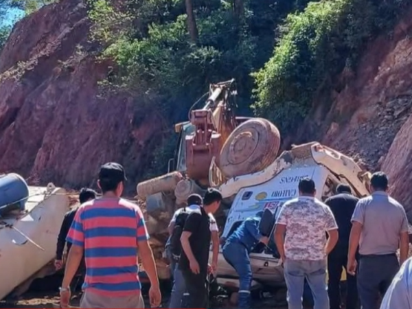 CHOFER PIERDE LA VIDA AL ESTRELLAR SU VOLQUETA CONTRA UNA&nbsp;PEÑA